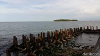 Onrust, begitu nama pulau di Kepulauan Seribu ini, sesuai dengan yang tertulis di tembok keramik yang berdiri di atas batu karang (Muhammad Idris/detikcom) 