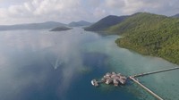 Lihat saja air biru dan pepohonan hijau di sekitarnya, siapa yang tidak mau ke sini? (My Trip My Adventure)