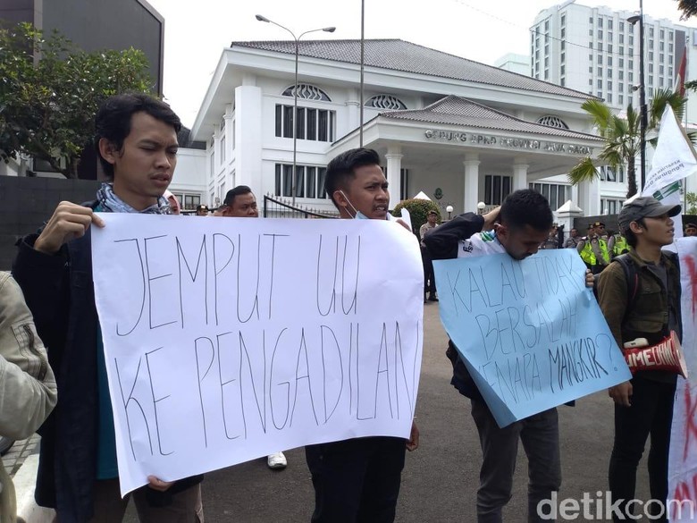 Kasus Bansos, Mahasiswa Desak Kejati Jabar Jemput Paksa Wagub Uu Kasus Bansos, Mahasiswa Desak Kejati Jabar Jemput Paksa Wagub Uu