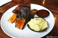 Habis Gajian Enaknya Makan Roasted Ribs Maknyus di Sini