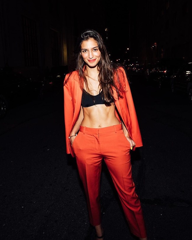 Marina Testino memilih satu setel blazer dan celana pipa warna merah. Setelan busana ini ia pakai dalam setiap aktivitas, dari OOTD sampai bekerja. Foto: Instagram/@marinatestino