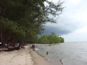 Potret Pantai Lamaru yang Sejuk di Balikpapan