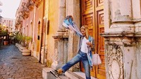 Dalam Instagram-nya, wanita paruh baya ini sering membagikan spot-spot instragramable di tempat-tempat keren yang dikunjunginya. (janetgunngratefulgardenia/Instagram)