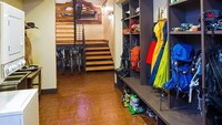 Ada juga ruangan untuk menyimpan peralatan ski di bawah tanah. Istimewa/Dok. www.realtor.com.