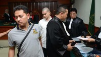Steve Emmanuel saat ditemui di Pengadilan Negeri Jakarta Barat pada Kamis (28/3). Pool/Ismail/detikFoto.