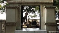 Ada kerkhoff atau kuburan Belanda di sisi Utara pulau. Bagian pulau ini cukup ramai saat akhir pekan. Makam tua ini ditandai dengan sebuah gapura besar berkelir putih berwarna putih kusam (Muhammad Idris/detikcom) 