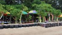 Tersedia payung untuk traveler sewa. Lumayan untuk berlindung di bawah teriknya sinar matahari (Brigida Emi Lilia/dTravelers)  