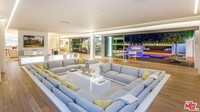 Ruang berkumpul di rumah ini cukup luas dengan nuansa minimalis. Istimewa/Dok. www.realtor.com.