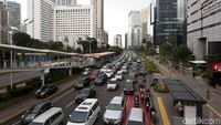 Sejumlah kendaraan pribadi melintas di jalur TransJakarta Koridor I Jalan Sudirman, Jakarta Pusat, Kamis (28/3/2019).