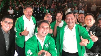 Tan Hooi Ling, Ridzky Kramadibrata, Luhut Pandjaitan, Triawan Munaf, dan Alfito Deannova berswafoto dengan latar belakang peserta Thinkubator.