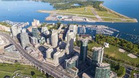 Bandara Billy Bishop Toronto City ada di peringkat 8. Terlihat Danau Ontario yang indah dari ketinggian (iStock)