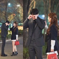 Hatiku ikut sakit ketika menonton Kwon Jung Rok, yang harus menahan emosinya saat memutuskan cintanya, hingga akhirnya menangis. Sangat menyedihkan melihat Kwon Jung Rok yang akhirnya hanya bisa melihat wanita yang sebelumnya menjadi orang paling dekat dengannya, ujar Lee Dong Wook soal adegan di episode 13 yang membuatnya emosional. Foto: Dok. TVN