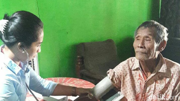 Heboh Foto Ayu Poliandri Ukur Tensi, Kenali Caranya Agar Bisa Ukur Sendiri