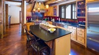 Ada banyak fasilitas di dalam rumah seluas 500 meter persegi ini, mulai dari dapur mewah hingga bar. Istimewa/Dok. www.realtor.com.