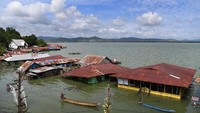 Hingga saat ini kondisi di kawasan sekitar Danau Sentani masih terendam banjir. Walaupun begitu beberapa warga masih ada yang tetap bertahan di rumah mereka. ANTARA FOTO/Zabur Karuru.