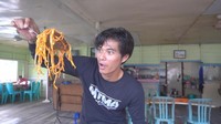 Mereka juga membuat Mie Tarempa dengan ikan tongkol yang khas (My Trip My Adventure)