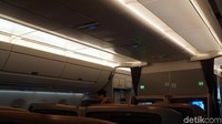 Pramugari Singapore Airlines akan selalu berkeliling untuk menanyakan apakah ada yang traveler butuhkan. Jadi jangan sungkan-sungkan kalau traveler butuh minum, ataupun makanan ringan selama perjalanan (Wahyu/detikcom) 
