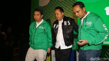 Kepala Bekraf Triawan Munaf hadir dalam acara Thinkubator. Kedatangannya disambut oleh President of Grab Indonesia Ridzky Kramadibrata dan Excecutive Director Grab Indonesia Ongki Kurniawan.