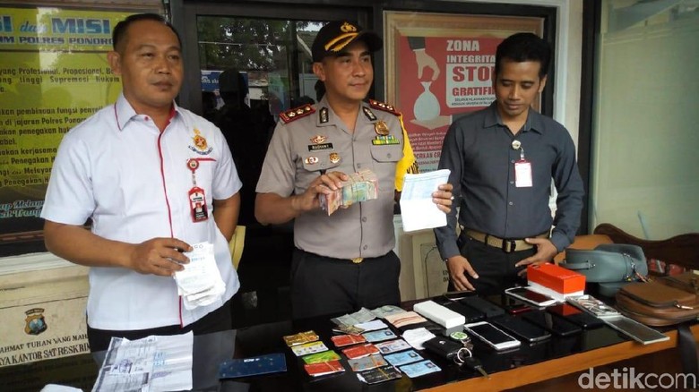 Cari Kaya Lewat Penipuan Arisan Online, Sepasang Kekasih Ini Diamankan Cari Kaya Lewat Penipuan Arisan Online, Sepasang Kekasih Ini Diamankan