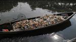 Mendulang Rupiah dari Sampah Plastik di Kali Cagak