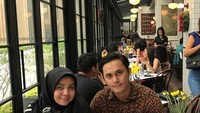 Begini manisnya pose Fadel bersama Muzdalifah saat ngeteh dan ngemil bareng. Foto: Instagram @fadelislami.rakhmat/@muzdalifah999