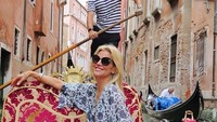 Tak afdal liburan ke Venisia, Italia tak naik gondola. (janetgunngratefulgardenia/Instagram)