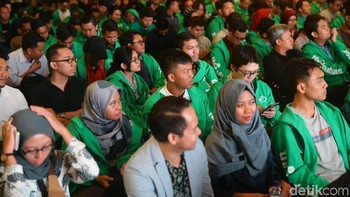 Dalam acara ini peserta diberikan jaket berwarna hijau khas Grab secara gratis.