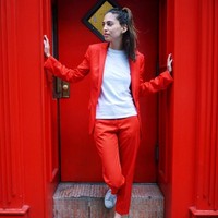 Marina juga menyadari bahwa orang-orang tidak terlalu menyadari saat ia memakai baju yang sama setiap hari. Padu padan busana membuat penampilannya tidak membosankan. Foto: Instagram/@marinatestino