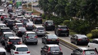Lalu lintas di jalur TransJakarta tersendat karena banyaknya kendaraan pribadi yang melintas. Padahal sudah jelas itu adalah jalur khusus TransJakarta.