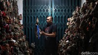 Kecintaan terhadap seni dan budaya, membawa Reza Purbaya menekuni usaha wayang golek custom.