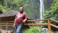 Wisatawan berfoto dengan latar Curug Cimahi (Yudha Maulana/detikcom)