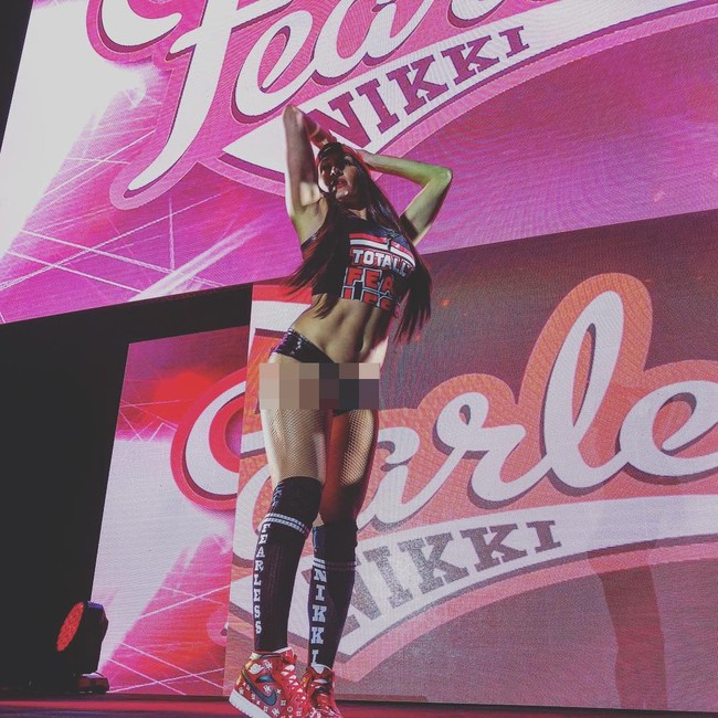 Begitu pula ketika beraksi di atas ring. Perempuan bernama asli Stephanie Nicole Garcia-Colace ini biasanya mengandalkan celana model panties dan crop-top yang mengekspos perut ratanya. (Foto: Instagram @thenikkibella)