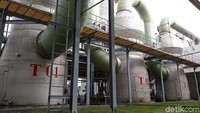 Meski telah memasang tiga unit wet scrubber atau alat pengurai bau, tetap saja masih diprotes warga. Kini pabrik serat sintetis itu akan memasang satu alat kembali guna meminimalisir pencemaran limbah udara dan air bagi warga sekitar.