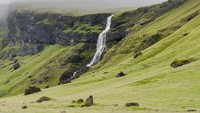 Fjadrargljufur sendiri merupakan lembah cantik yang memiliki sungai, air terjun setinggi 100 meter dan padang rumput hijau (iStock)