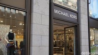 Ada juga toko Michael Kors, cewek-cewek pasti senang diajak ke sini. Kebanyakan toko di Koenigsalle memang yang High Class (Wahyu/detikcom) 