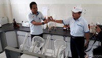 Sementara itu, Air limbah yang sudah diolah melalui Waste Water Treatment Plant (WWTP) atau instalasi pengolahan air limbah di lihat pada laboratorium. Beginilah sampel limbah cair yang sudah terpisah dengan lumpur.