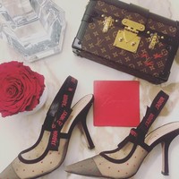 Tak cuma seksi, gaya Nikki juga terbilang mewah. Salah satu unggahan Nikki di Instagram ini memperlihatkan heels keluaran Dior dan clutch Louis Vuitton milik sang pegulat. (Foto: Instagram @thenikkibella)