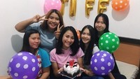 Momen ulang tahun Tiffani juga makin meriah karena sahabat-sahabatnya. Nampak kue cokelat melengkapi momen bahagianya. Foto: Instagram vincentiatiffani