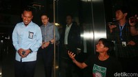 Samin Tan belum diborgol dan mengenakan rompi oranye khas tahanan KPK.