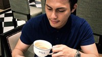 Baru-baru ini beredar kabar bahwa Fadel telah melamar Muzdalifah. Ini pose keren Fadel saat menikmati secangkir kopi hangat. Foto: Instagram @fadelislami.rakhmat/@muzdalifah999
