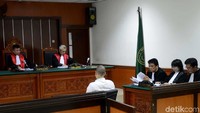 Steve ternyata sedang sakit asam urat dan nampak sebuah koyo di lehernya itu. Pool/Ismail/detikFoto.