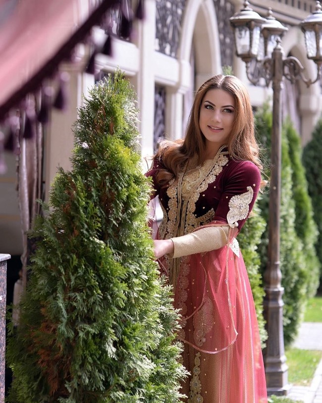 Pada tahun 2016, Firuza pertama kali membuat debutnya di bidang tinju profesional setelah kesuksesan karier amatirnya. Ia pun dikenal bukan hanya prestasinya yang gemilang tetapi juga kecantikan wajahnya. Foto: Instagram @sharipova_firuza