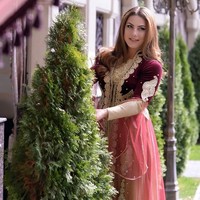 Pada tahun 2016, Firuza pertama kali membuat debutnya di bidang tinju profesional setelah kesuksesan karier amatirnya. Ia pun dikenal bukan hanya prestasinya yang gemilang tetapi juga kecantikan wajahnya. Foto: Instagram @sharipova_firuza