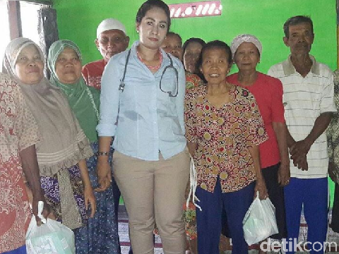 Ayu menyebut posenya berkalung stetoskop untuk kepentingan foto-foto.