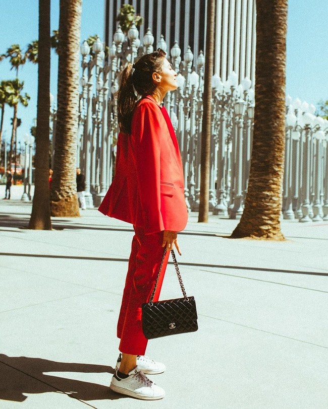 Selebgram dengan lebih dari 25 ribu follower di Instagram ini menunjukkan bahwa orang-orang bisa tetap tampil stylish hanya bermodalkan satu busana. Kuncinya hanya satu, percaya diri. Foto: Instagram/@marinatestino