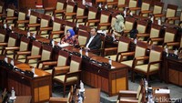 Kursi-kursi anggota DPR terlihat kosong melompong.