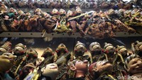 Wayang golek itu terbuat dari kayu bule dan dijual dengan harga Rp 3-3,5 juta dan dijual hingga ke luar negeri.