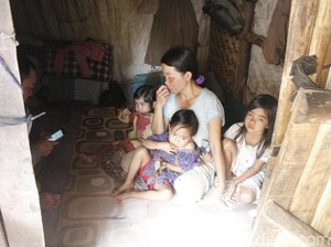 Melihat Kehidupan 9 Orang Penghuni Gubuk Bekas Kandang Kambing