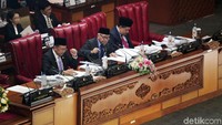 Pimpinan yang hadir dalam rapat paripurna adalah Ketua DPR Bambang Soesatyo serta Wakil Ketua DPR Agus Hermanto. Agus Hermanto memimpin rapat.