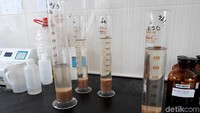 Inilah salah satu contoh hasil pengolahan limbah cair yang sudah di uji coba di laboratorium. Terpisah antara lumpur dan cairan bersihnya.